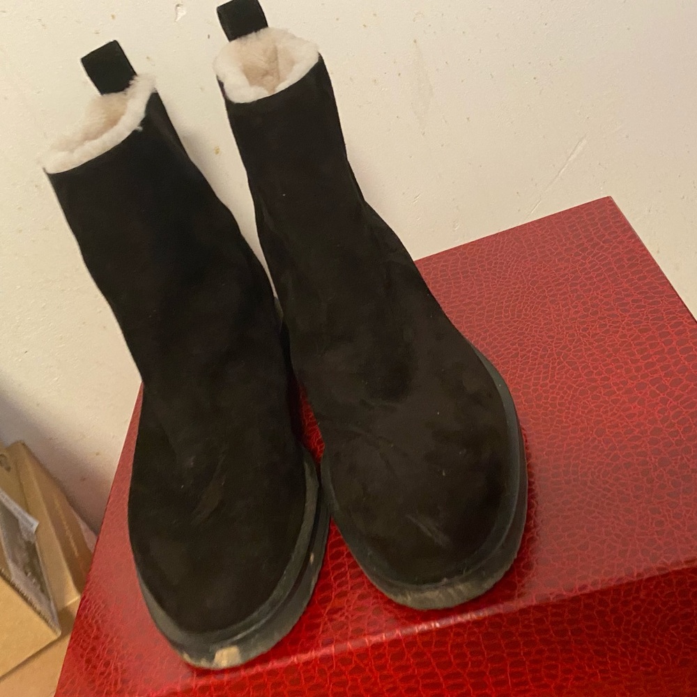 Tamara Mellon Suede Ankle Snow Boots
Black
Shearling Trim
Round-Toes